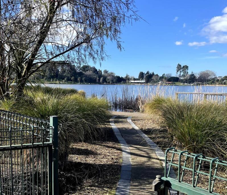 Lakeside Retreat ハミルトン エクステリア 写真